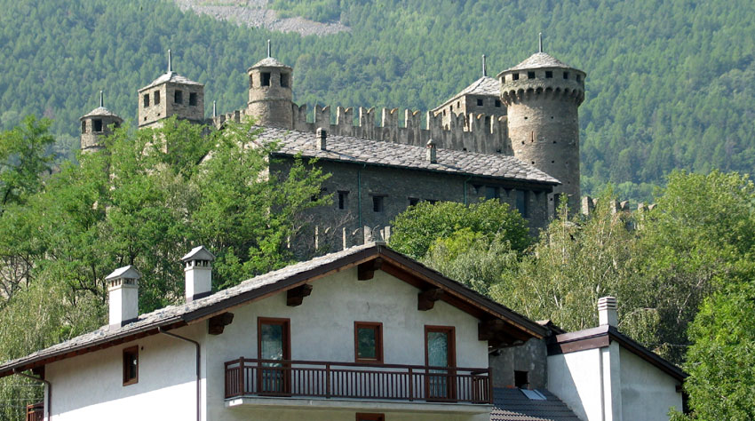 Fenis Castle from below