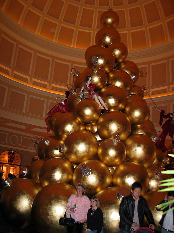 Christmas ornament tree in Bellagio