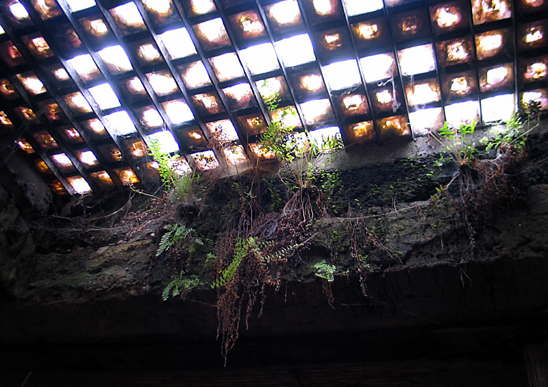 Skylight in the underground, the ceiling is actually the sidewalk above